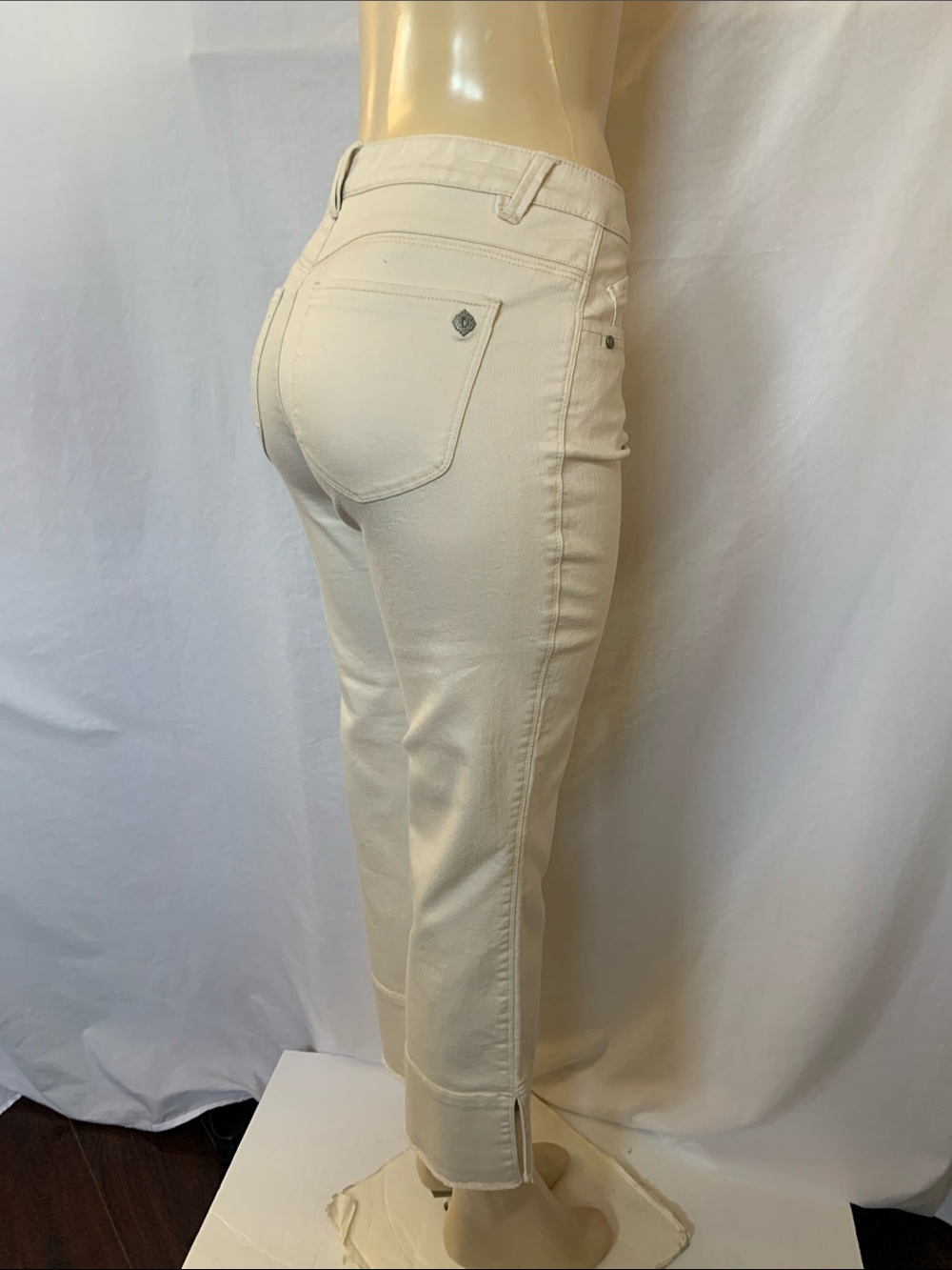 DEMOCRACY Jeans Tummy Control Size 6 Crop Kick Flare Frayed Hems Beige NWOT - Picture 5 of 10